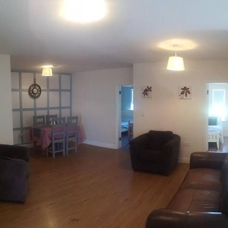 Spacious And Warm 2 Bedroom Apartment Sleeps Up To 5 Athy Luaran gambar