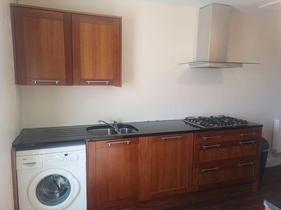 Spacious And Warm 2 Bedroom Apartment Sleeps Up To 5 Athy Luaran gambar