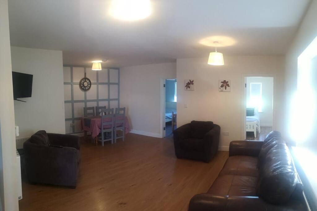 Spacious And Warm 2 Bedroom Apartment Sleeps Up To 5 Athy Luaran gambar