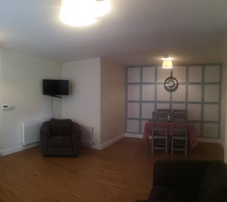 Spacious And Warm 2 Bedroom Apartment Sleeps Up To 5 Athy Luaran gambar